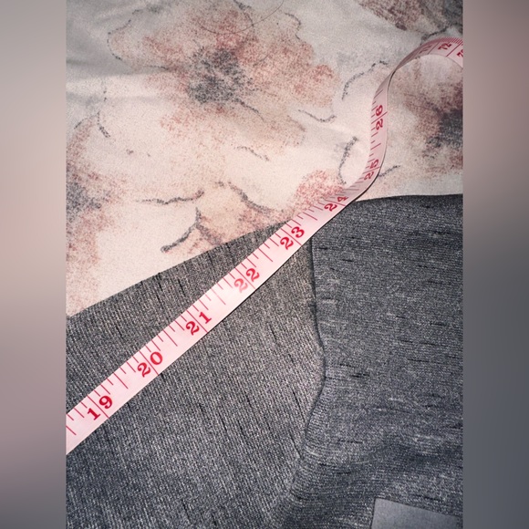 Under Armour Sweater - Picture 7 of 7